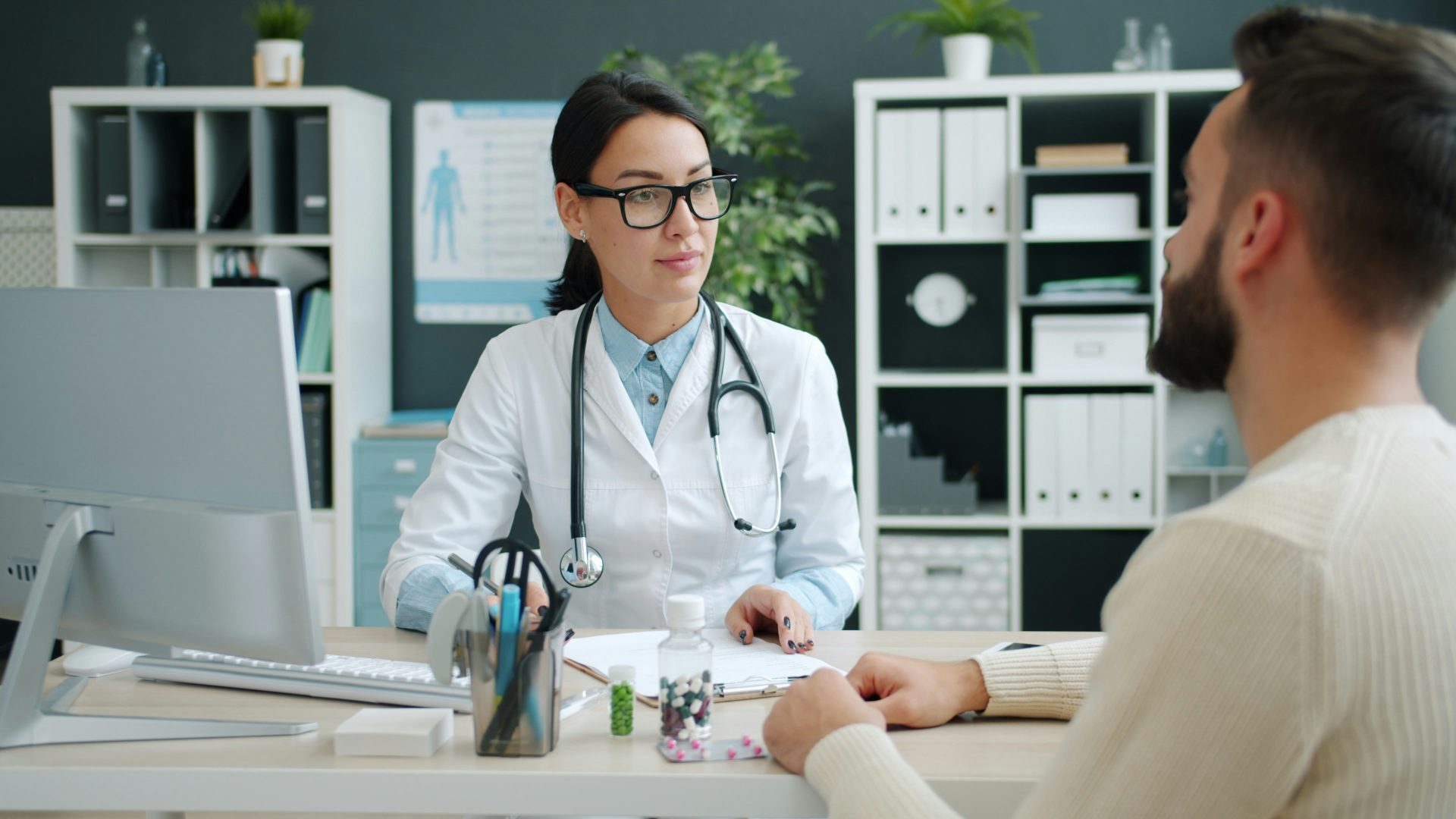 Der Arzt berät den Patienten in der Arztpraxis.